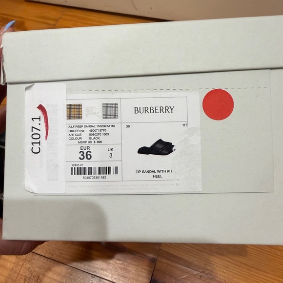 Burberry Black Slide Sandals with Quilted Detail - Picture 6 of 6